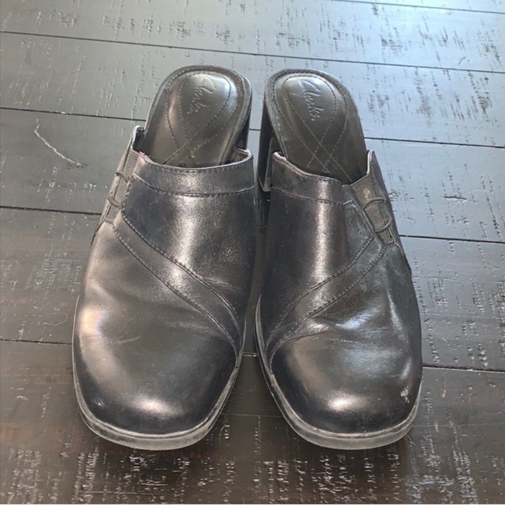 Excellent Preowned Condition Clark’s Shoes Size 8.
